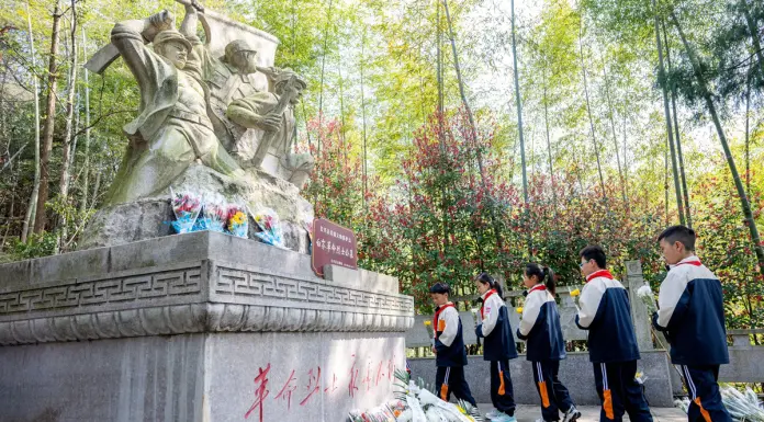Cina: studenti rendono omaggio ai martiri per Festa di Qingming (3)
