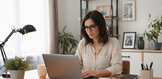 Prenotazione dei viaggi con truffa: come smascherare affitti falsi, siti clonati e phishing via mail donna in smart working