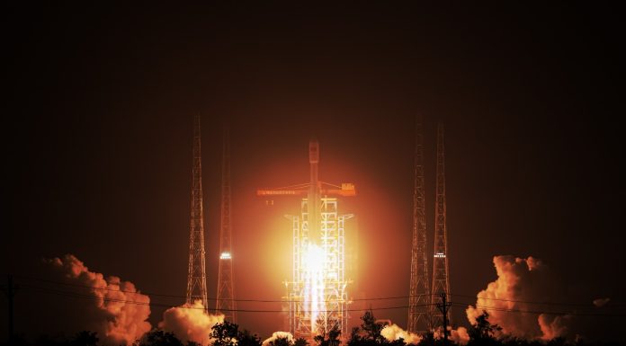 Cina: razzo Long March-8 invia nello spazio nuovi satelliti Internet