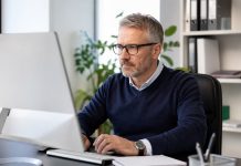 Il GAFI promuove l’Italia su riciclaggio e gambling ma restano alcune criticità funzionario al pc