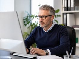 Il GAFI promuove l’Italia su riciclaggio e gambling ma restano alcune criticità funzionario al pc