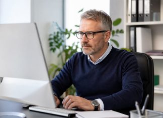 Il GAFI promuove l’Italia su riciclaggio e gambling ma restano alcune criticità funzionario al pc