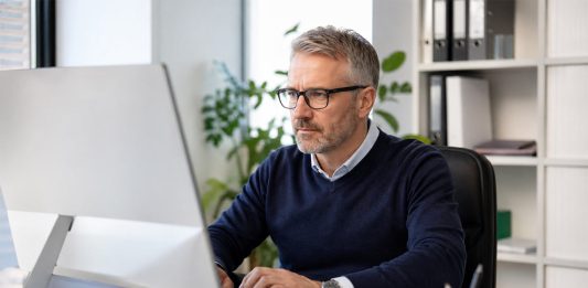 Il GAFI promuove l’Italia su riciclaggio e gambling ma restano alcune criticità funzionario al pc