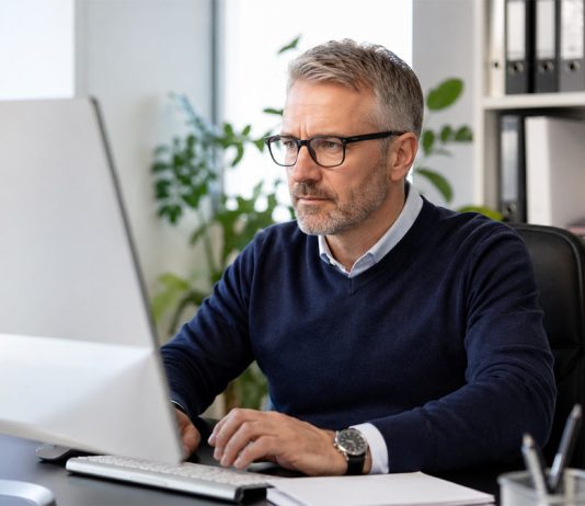 Il GAFI promuove l’Italia su riciclaggio e gambling ma restano alcune criticità funzionario al pc