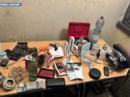 Scoperta una piazza di spaccio domestica a Roma, due arresti / Video