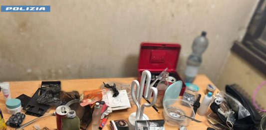 Scoperta una piazza di spaccio domestica a Roma, due arresti / Video