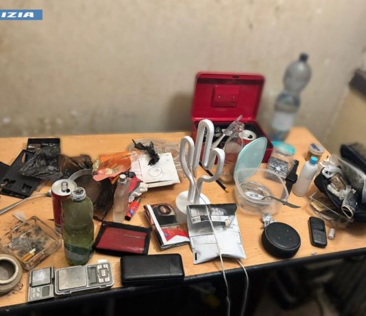 Scoperta una piazza di spaccio domestica a Roma, due arresti / Video