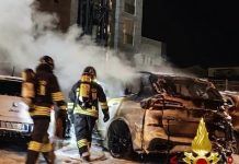 Olbia, tre auto in fiamme nel parcheggio di un albergo