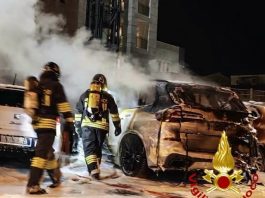 Olbia, tre auto in fiamme nel parcheggio di un albergo