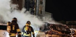 Olbia, tre auto in fiamme nel parcheggio di un albergo