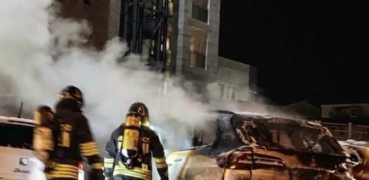 Olbia, tre auto in fiamme nel parcheggio di un albergo