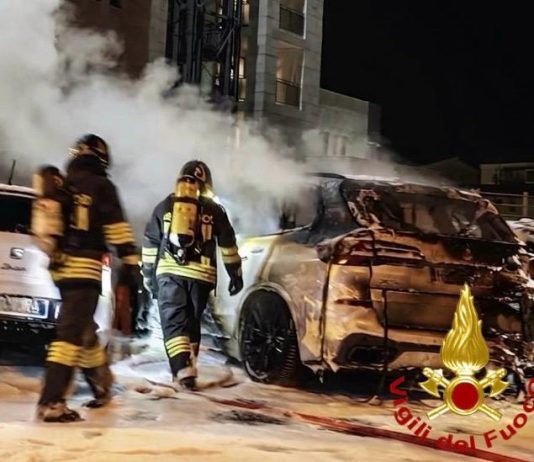 Olbia, tre auto in fiamme nel parcheggio di un albergo