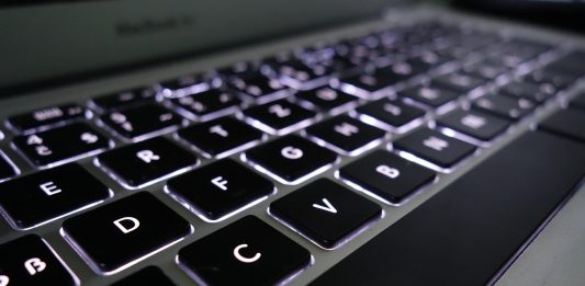 L’impatto della digitalizzazione dei dati ipocatastali sulla velocità dei cantieri tastiera