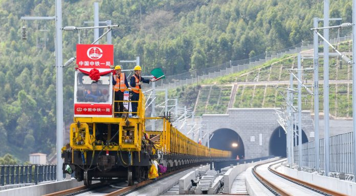 Cina: comincia la posa dei binari nel cantiere della ferrovia Chongqing-Wanzhou (1)