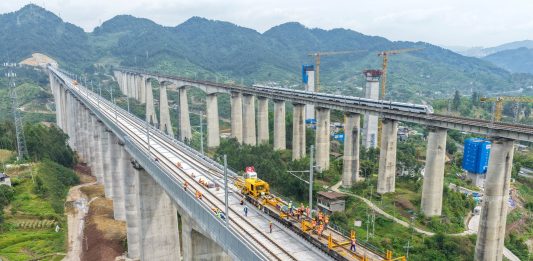Cina: comincia la posa dei binari nel cantiere della ferrovia Chongqing-Wanzhou (2)