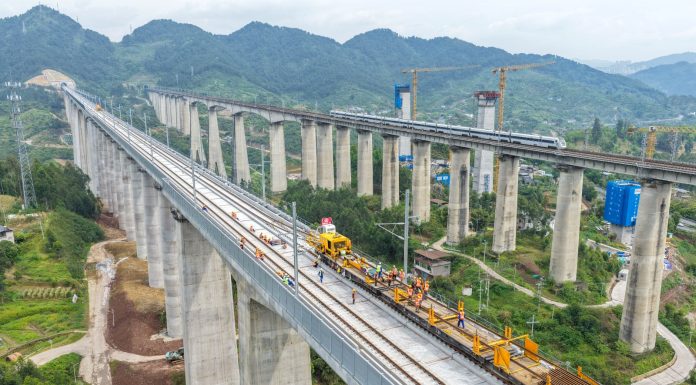 Cina: comincia la posa dei binari nel cantiere della ferrovia Chongqing-Wanzhou (2)