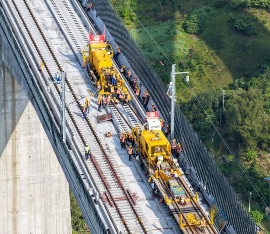Cina: comincia la posa dei binari nel cantiere della ferrovia Chongqing-Wanzhou (3)