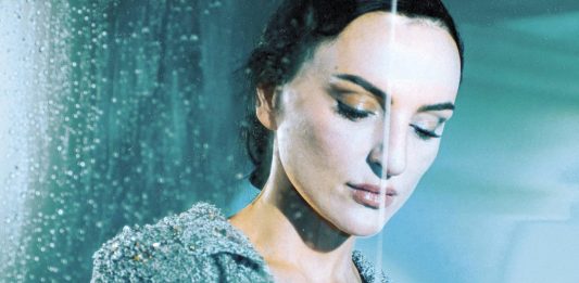 Arisa torna con “Foto mosse”, il suo nuovo album in uscita il 17 aprile: “Prometto di essermi fedele sempre”
