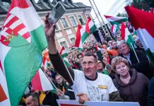 L’Ungheria sceglie il suo futuro. Urne aperte fino alle 19, sfida Magyar-Orbán