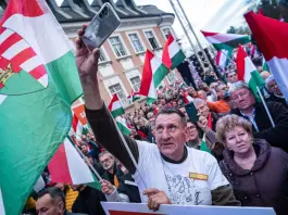 L’Ungheria sceglie il suo futuro. Urne aperte fino alle 19, sfida Magyar-Orbán