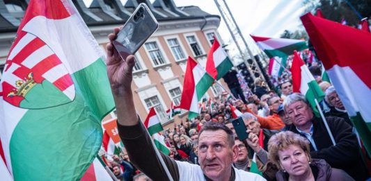 L’Ungheria sceglie il suo futuro. Urne aperte fino alle 19, sfida Magyar-Orbán