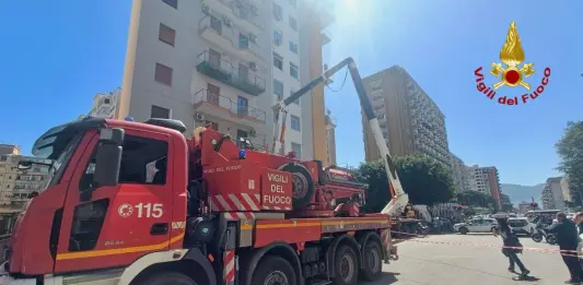 Operai cadono da una gru: due morti a Palermo / Video