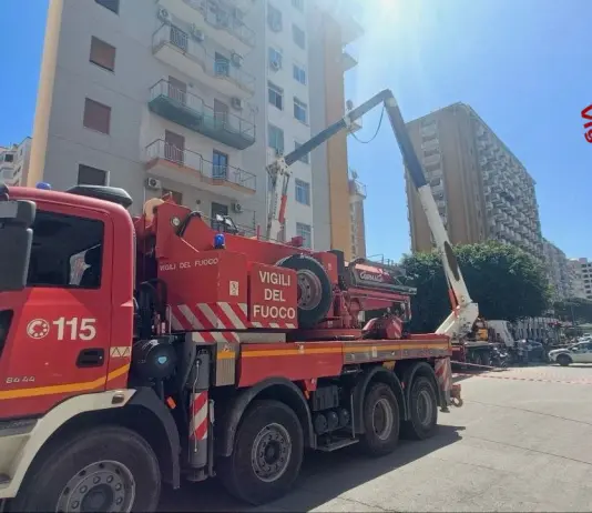 Operai cadono da una gru: due morti a Palermo / Video