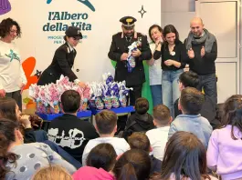 Palermo, i Carabinieri donano uova di Pasqua ai bimbi dello Zen