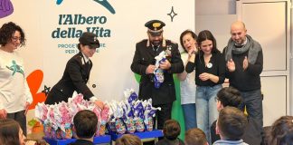 Palermo, i Carabinieri donano uova di Pasqua ai bimbi dello Zen