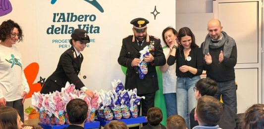 Palermo, i Carabinieri donano uova di Pasqua ai bimbi dello Zen