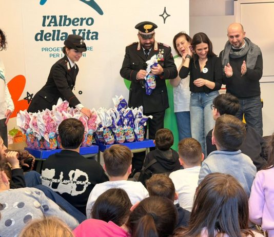 Palermo, i Carabinieri donano uova di Pasqua ai bimbi dello Zen