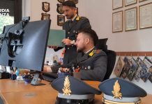 Timbra il cartellino e va a lavorare in Svizzera, denunciato dipendente di un Comune del Varesotto