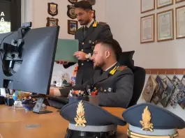 Timbra il cartellino e va a lavorare in Svizzera, denunciato dipendente di un Comune del Varesotto