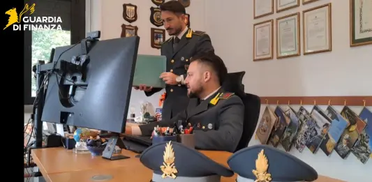 Timbra il cartellino e va a lavorare in Svizzera, denunciato dipendente di un Comune del Varesotto
