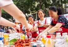 Cina: Hunan, grande banchetto di gamberi di fiume a Yiyang (1)