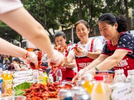 Cina: Hunan, grande banchetto di gamberi di fiume a Yiyang (1)