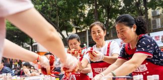 Cina: Hunan, grande banchetto di gamberi di fiume a Yiyang (1)