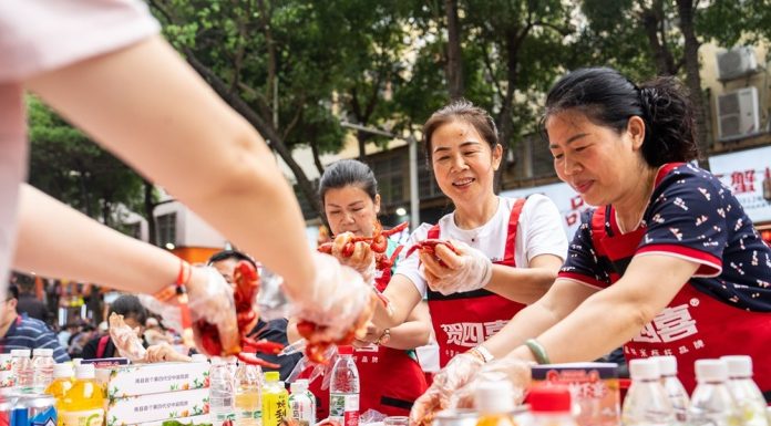 Cina: Hunan, grande banchetto di gamberi di fiume a Yiyang (1)