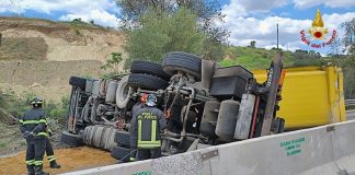 Autocompattatore si ribalta sulla SS 514 nel Catanese, autista in ospedale