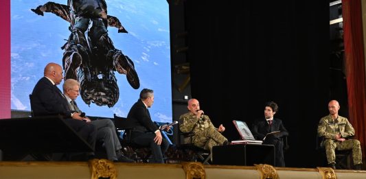 “Come Folgore dal cielo”, un libro sulla storia e i valori della Brigata Paracadutisti