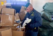 Scoperta una base del falso nel Napoletano, sequestrati oltre 38mila articoli contraffatti