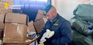 Scoperta una base del falso nel Napoletano, sequestrati oltre 38mila articoli contraffatti