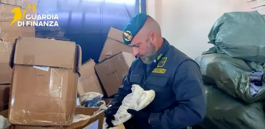 Scoperta una base del falso nel Napoletano, sequestrati oltre 38mila articoli contraffatti