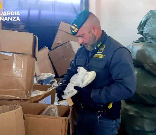 Scoperta una base del falso nel Napoletano, sequestrati oltre 38mila articoli contraffatti