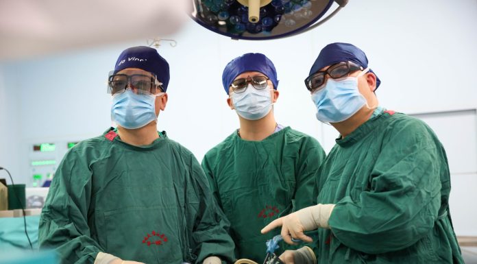 Cina: Jilin, medici eseguono interventi chirurgici con tecnologie avanzate (1)