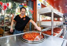 Cina: Hunan, grande banchetto di gamberi di fiume a Yiyang (2)