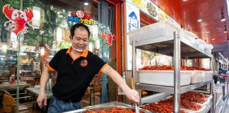 Cina: Hunan, grande banchetto di gamberi di fiume a Yiyang (2)