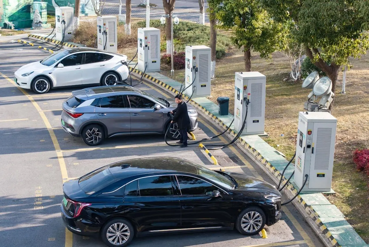 Cina, il Primo Maggio aumentate del 55,6% le ricariche elettriche in autostrada
