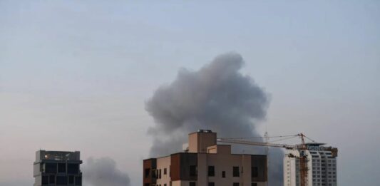 A Hormuz scambi di attacchi Iran-Usa, Trump “La tregua continua”