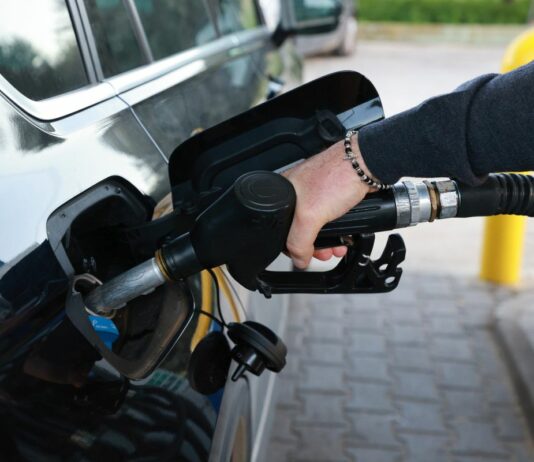 Carburanti: Mimit, prezzo medio self benzina 1,934 euro/litro, gasolio 2,026